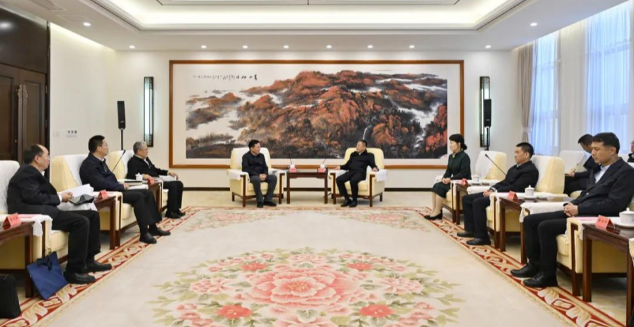 國(guó)家電投董事長(zhǎng)劉明勝、總經(jīng)理栗寶卿拜會(huì)內(nèi)蒙古自治區(qū)黨委書記孫紹騁、自治區(qū)主席王莉霞