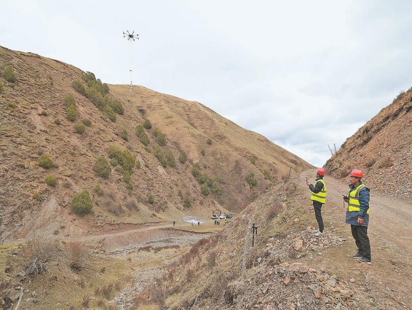 海拔4000米，重載無(wú)人機(jī)吊運(yùn)工程物資