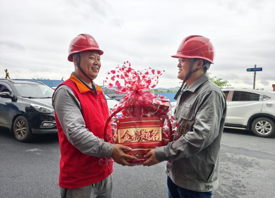 國(guó)網(wǎng)道縣供電公司開(kāi)展“書記進(jìn)千家門”活動(dòng) 慰問(wèn)高考職工家屬