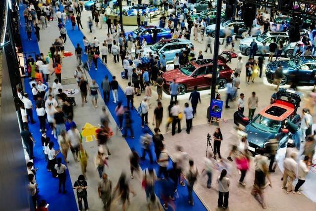 新能源車，熱!燃油車，冷!