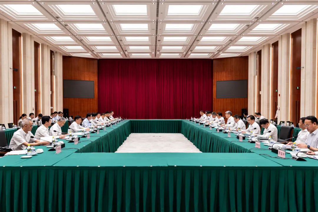 國(guó)家能源集團(tuán)黨組書(shū)記、董事長(zhǎng)劉國(guó)躍與廣西壯族自治區(qū)人民政府主席藍(lán)天立舉行工作會(huì)談