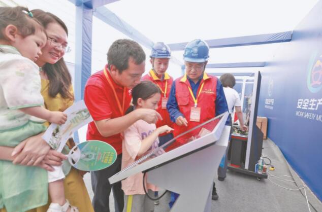 國網(wǎng)成都供電公司面對面宣傳演示 把安全知識送到客戶身邊