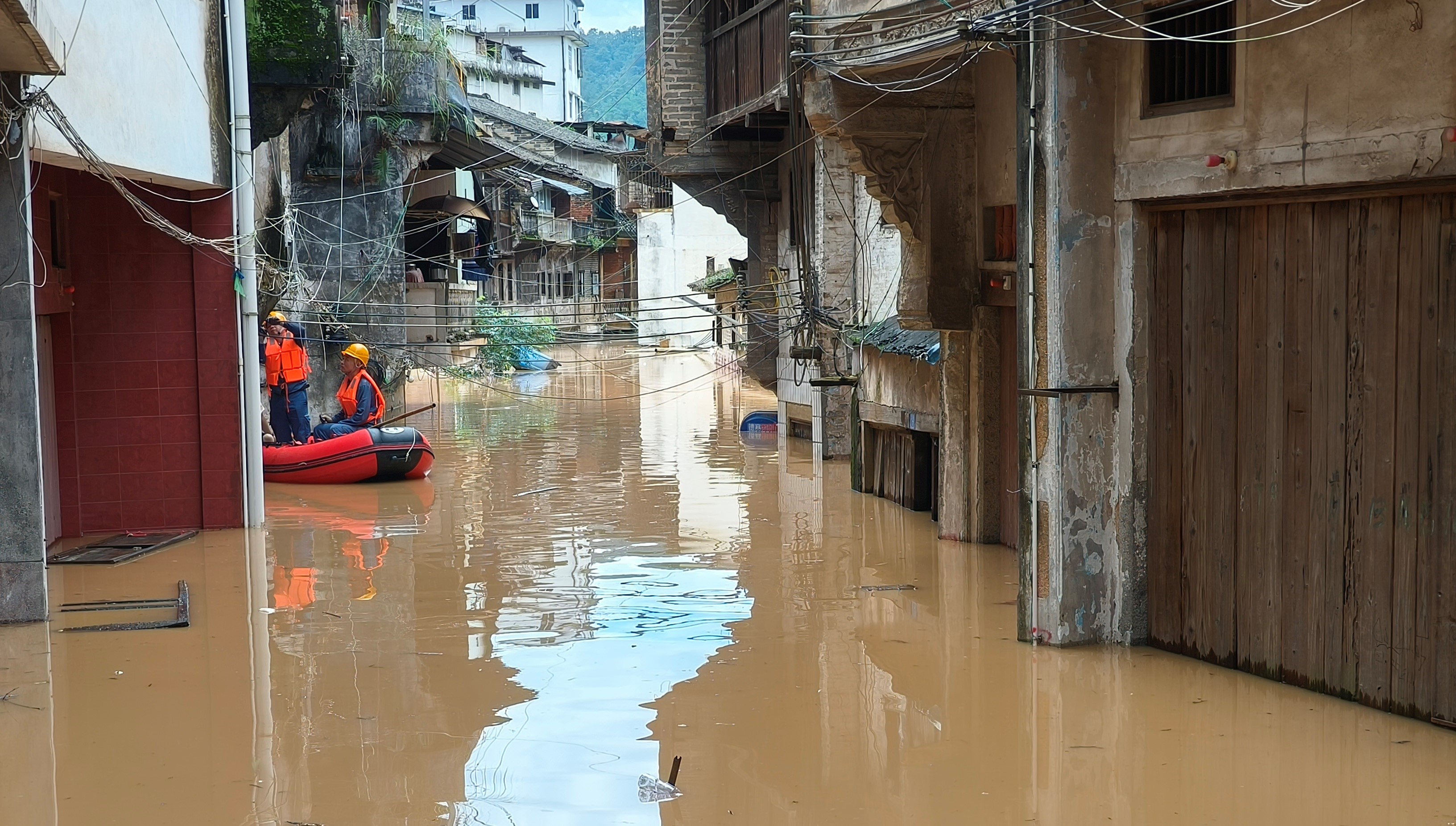 粵桂黔迎來新一輪強降雨 南方電網全力搶險救災復電