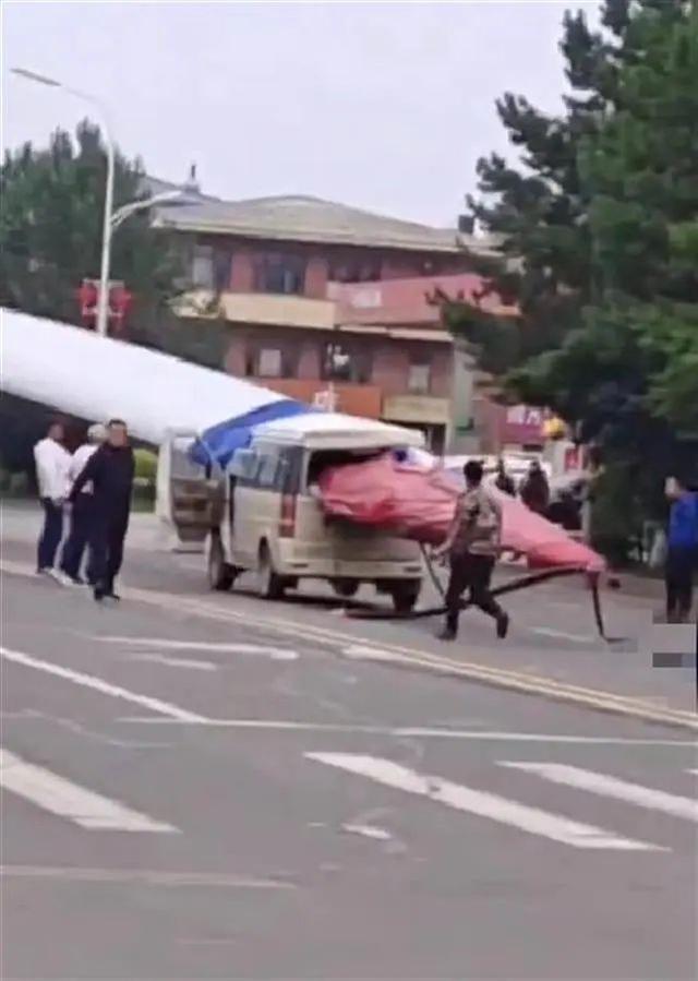 黑龍江一面包車被風(fēng)電機(jī)葉片刺穿，知情人：車上載有7人