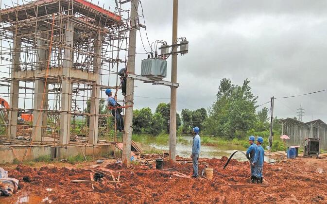 安徽宿松縣供電公司架設變壓器搶排農田積水