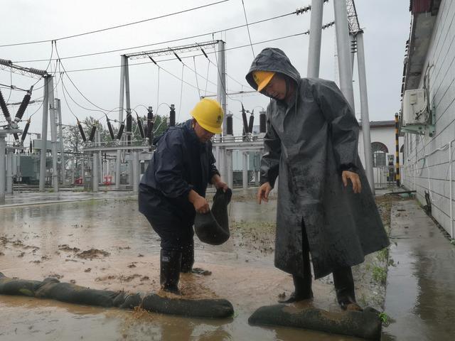 國網永城市供電公司：電力人冒雨出擊 保障電力可靠供應