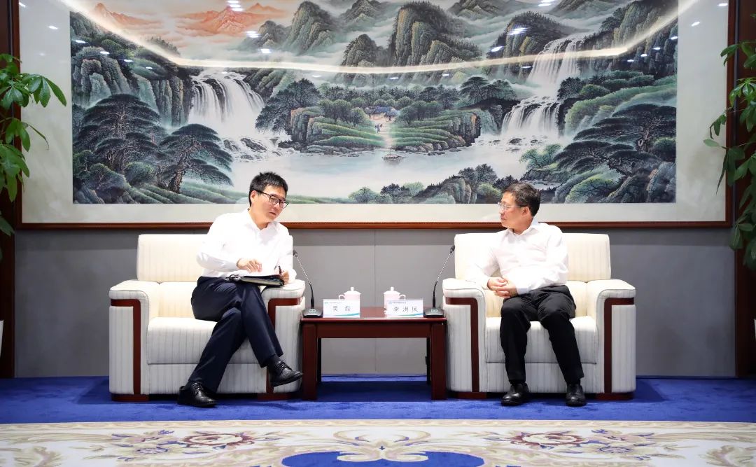 中國電氣裝備黨委書記、董事長李洪鳳會(huì)見上海電氣集團(tuán)黨委書記、董事長吳磊