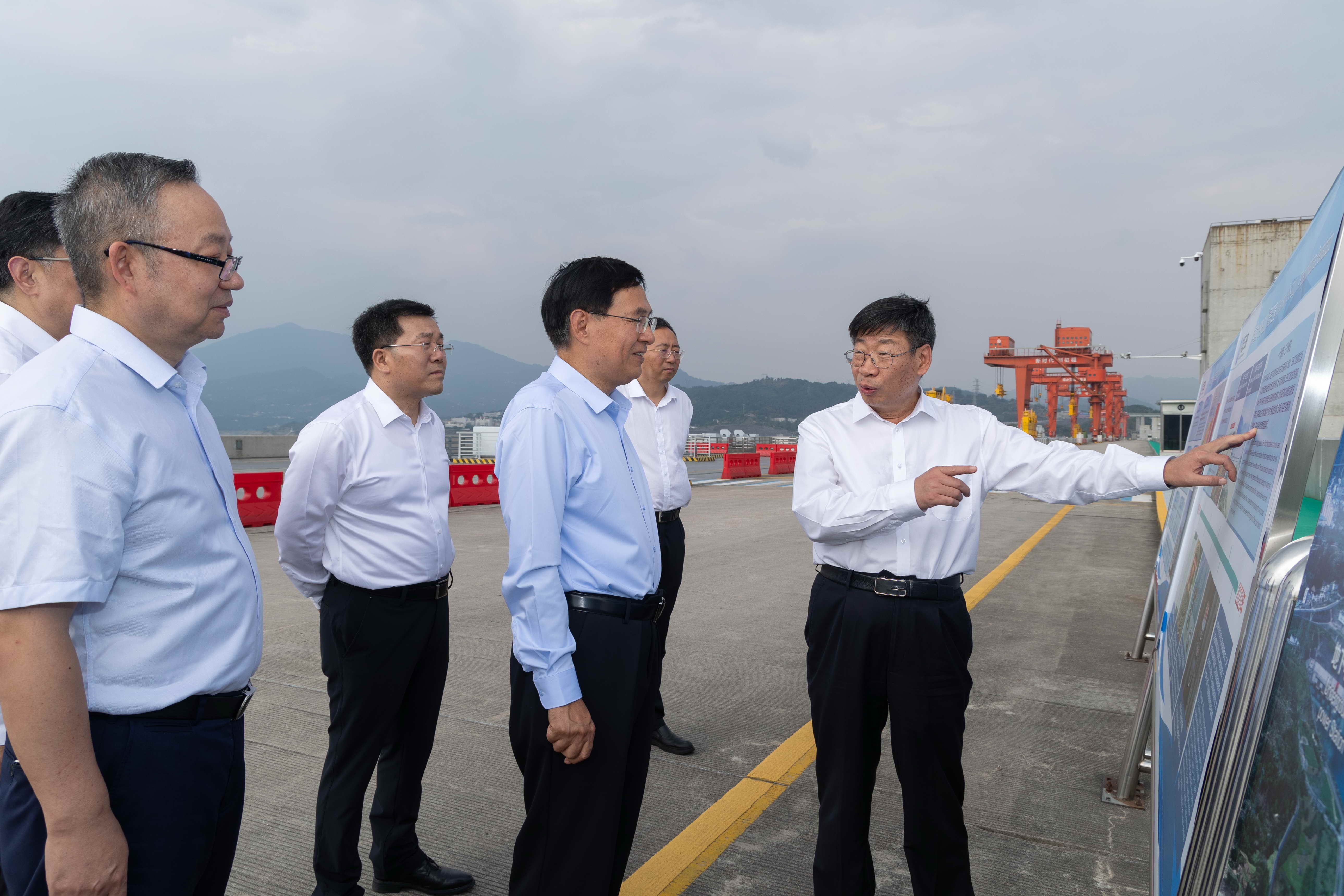 國務(wù)院國資委黨委書記、主任張玉卓到三峽集團(tuán)調(diào)研強(qiáng)調(diào)