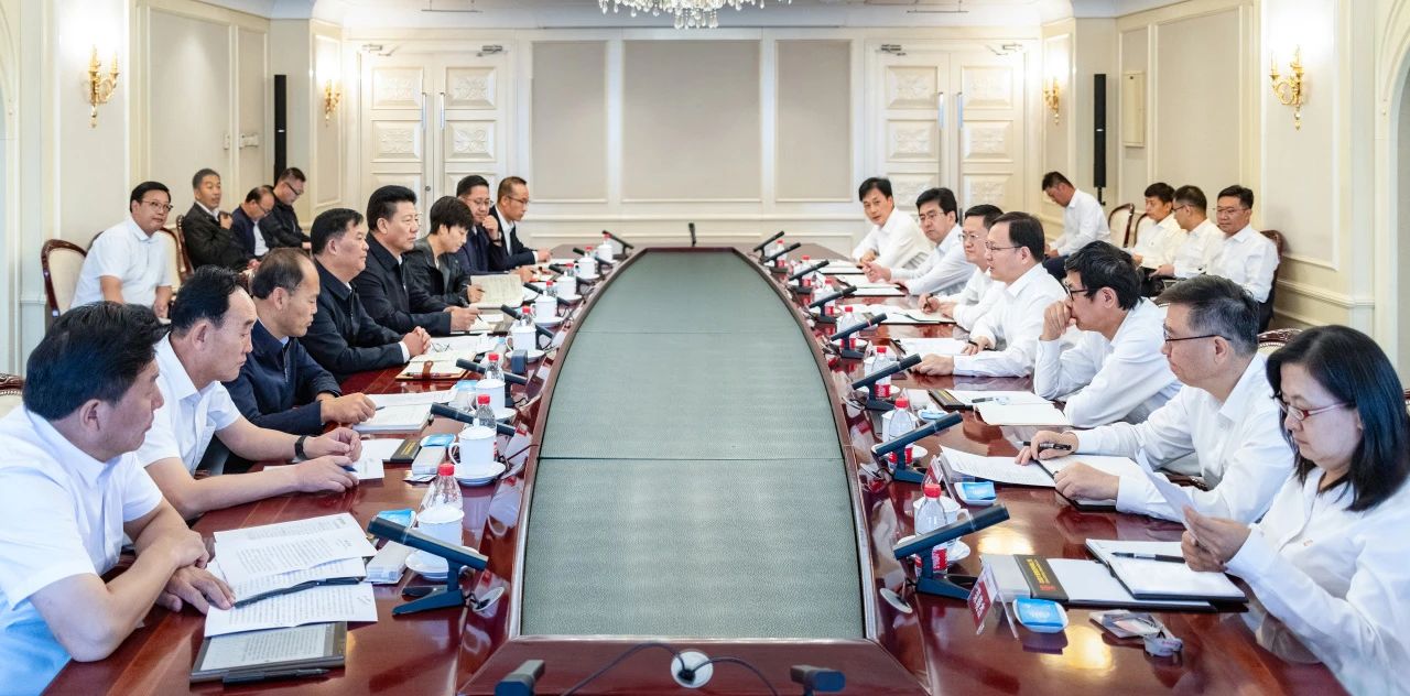 大唐集團(tuán)總經(jīng)理、黨組副書記張傳江與青海省海南州委書記呂剛、州長(zhǎng)尕瑪朋措會(huì)談