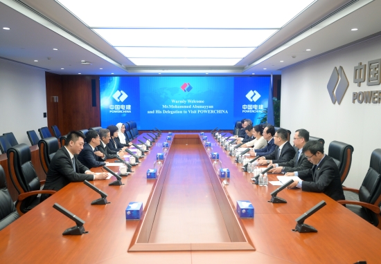 中國電建黨委書記、董事長丁焰章與沙特國際電力和水務公司董事長阿布納亞舉行會談