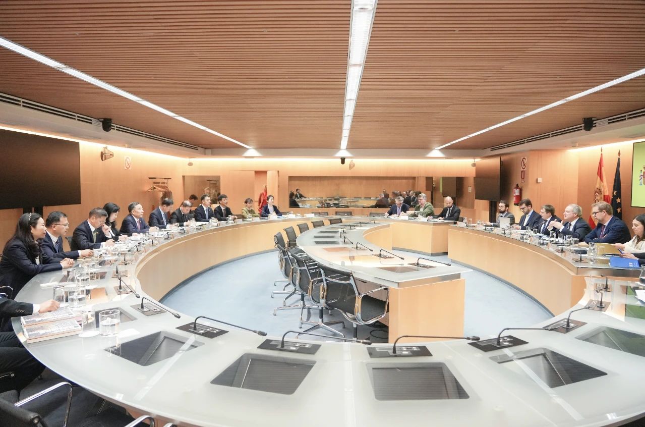 中國(guó)能建黨委書記、董事長(zhǎng)宋海良與西班牙工業(yè)和旅游大臣霍爾迪·埃雷烏會(huì)談