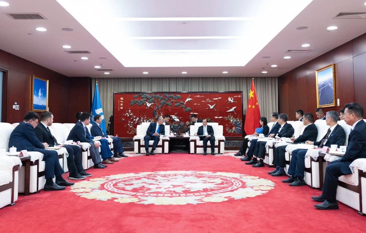 華電集團(tuán)董事長(zhǎng)、黨組書記江毅與哈薩克斯坦工業(yè)和建設(shè)部部長(zhǎng)哈納特·沙爾拉帕耶夫會(huì)談