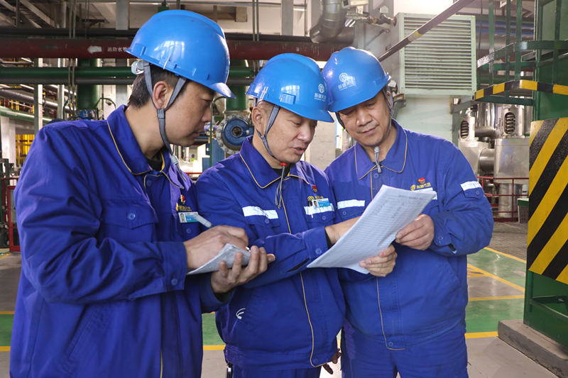 新疆天業(yè)能源管理公司黨員先鋒護(hù)航機組安全