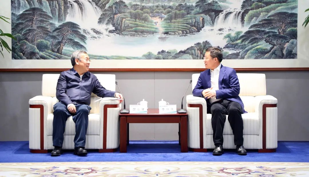 中國電氣裝備黨委書記、董事長李洪鳳會見國家開發(fā)銀行戰(zhàn)略客戶部總經(jīng)理邵立波
