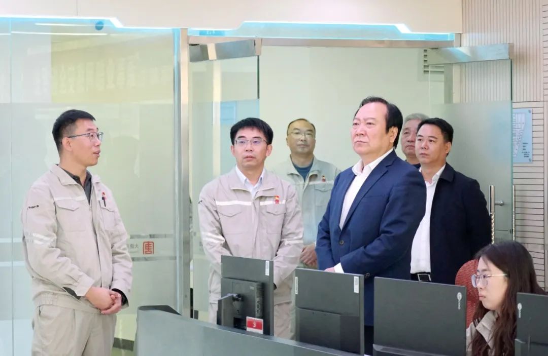 大唐國際發(fā)電公司黨委書記、董事長李凱到承德新能源事業(yè)部調(diào)研