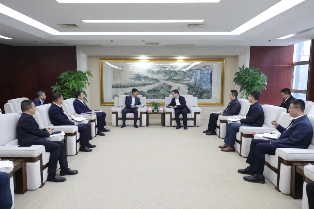 大唐四川公司黨委書記、董事長梁華與中能建西南區(qū)域總部黨委書記、總經(jīng)理，中能建西南投資公司黨委書記、董事長鄒小川會(huì)談