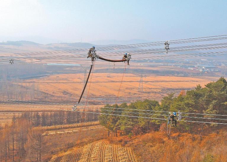 黑龍江抗冰防舞動， 超高壓線路裝上間隔棒