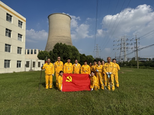 南京化學(xué)工業(yè)園熱電有限公司黨員先鋒在行動，廠外環(huán)境整治展擔(dān)當(dāng)