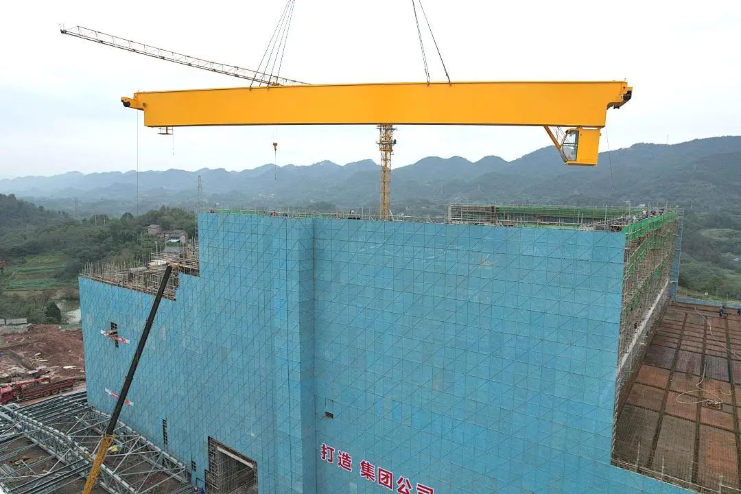 江津燃機(jī)項(xiàng)目主廠房行車(chē)吊裝提前就位