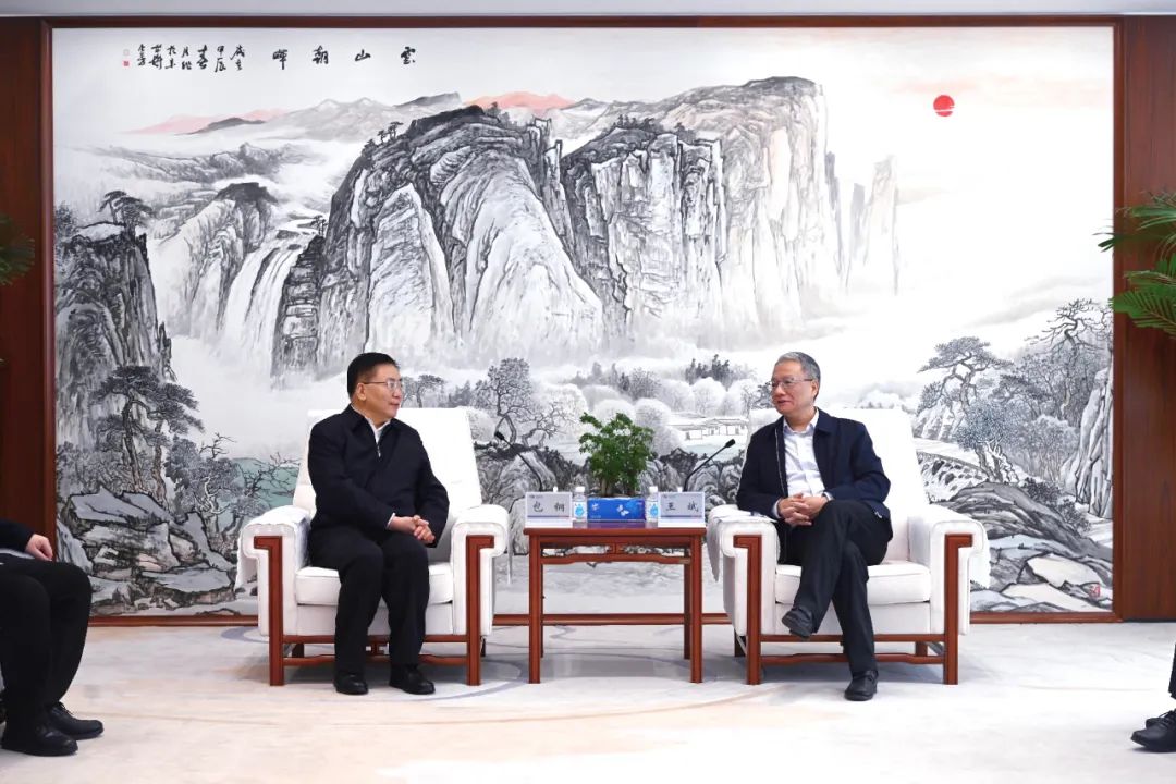 中國(guó)電建黨委副書記、總經(jīng)理王斌與內(nèi)蒙古自治區(qū)黨委常委、呼和浩特市委書記包鋼會(huì)談