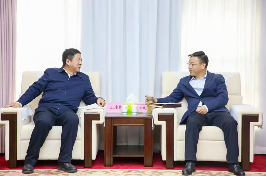 大唐甘肅公司黨委書(shū)記、董事長(zhǎng)王建偉與甘肅能化集團(tuán)黨委書(shū)記、董事長(zhǎng)謝曉鋒會(huì)談