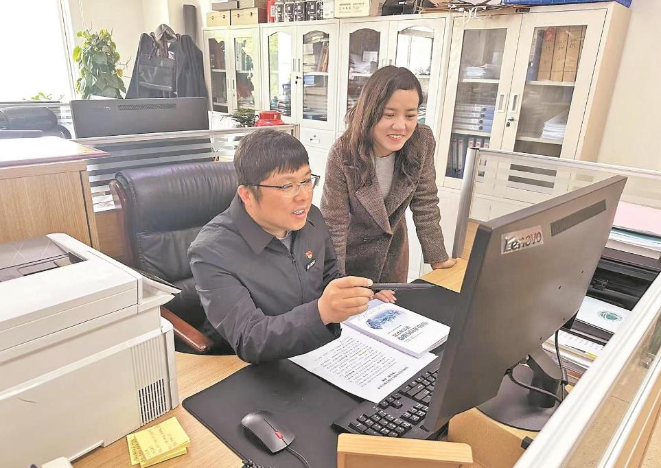 李洪偉：發(fā)揮專長(zhǎng)援藏，助力智庫(kù)建設(shè)