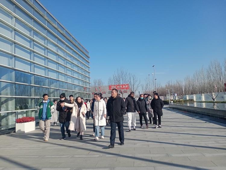 華北電大工創(chuàng)中心黨支部組織師生赴大興國(guó)際氫