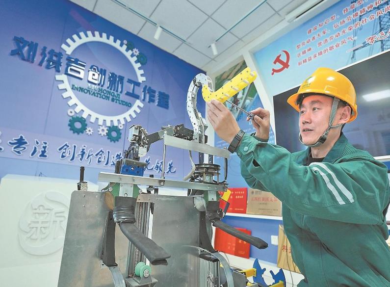 【國網特等勞?！縿⒑榧骸坝媚X子”爬塔走線 靠創(chuàng)新干出實效