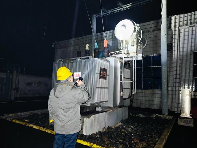 國網偃師供電公司全力應對風雪，確保供電穩(wěn)定