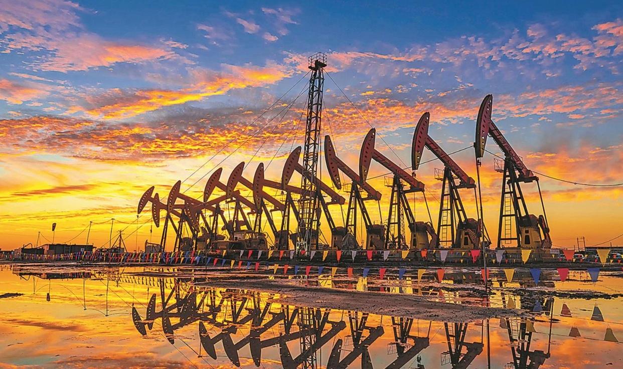 兩大能源機構(gòu)下調(diào)今年石油供應(yīng)過剩預(yù)期，油價全年怎么走