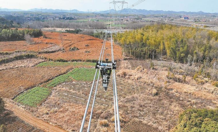 湖北送變電20余套設(shè)備上場 超高壓線路檢修全程智能化