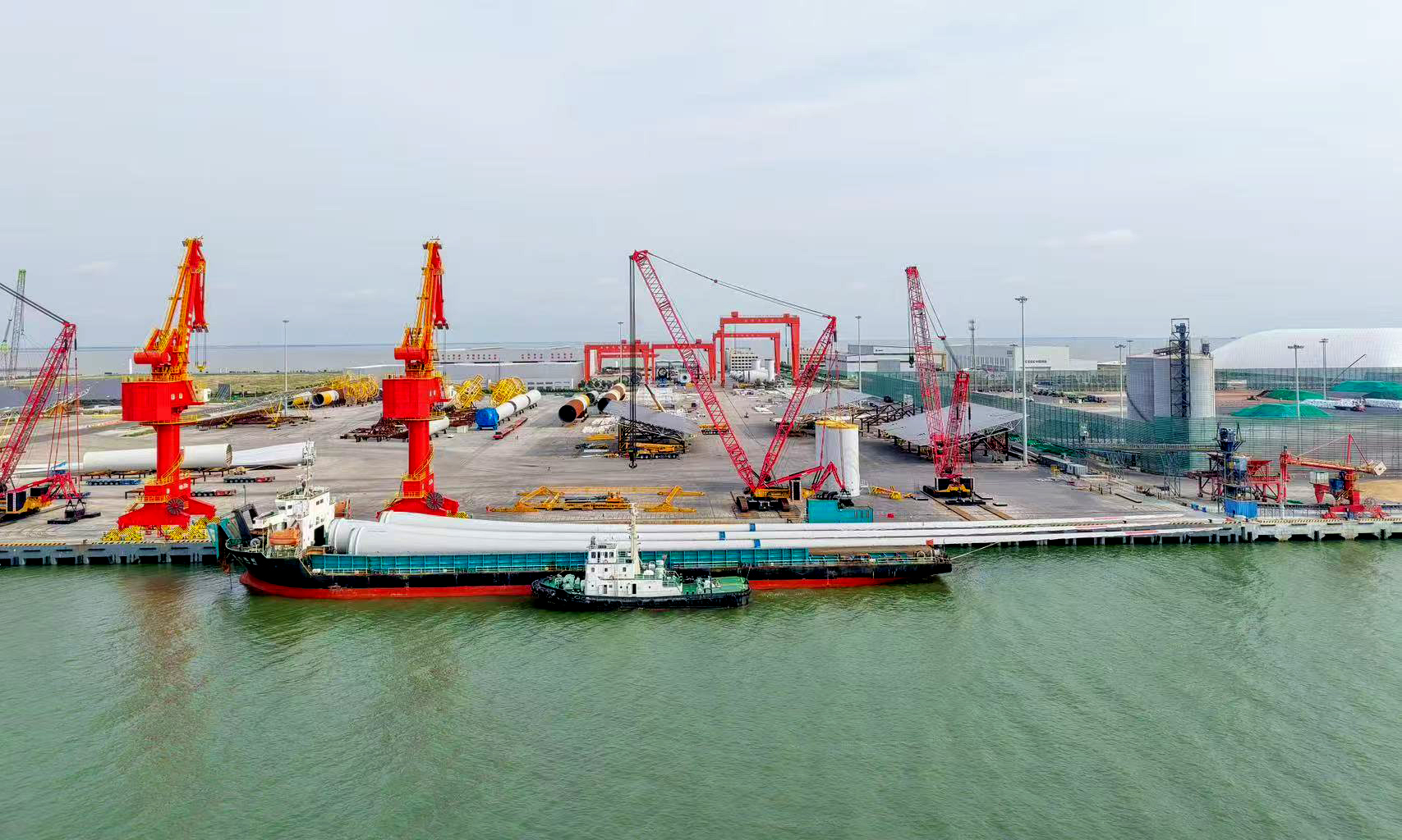 全球最長葉片、全球最重機艙順利運抵港口