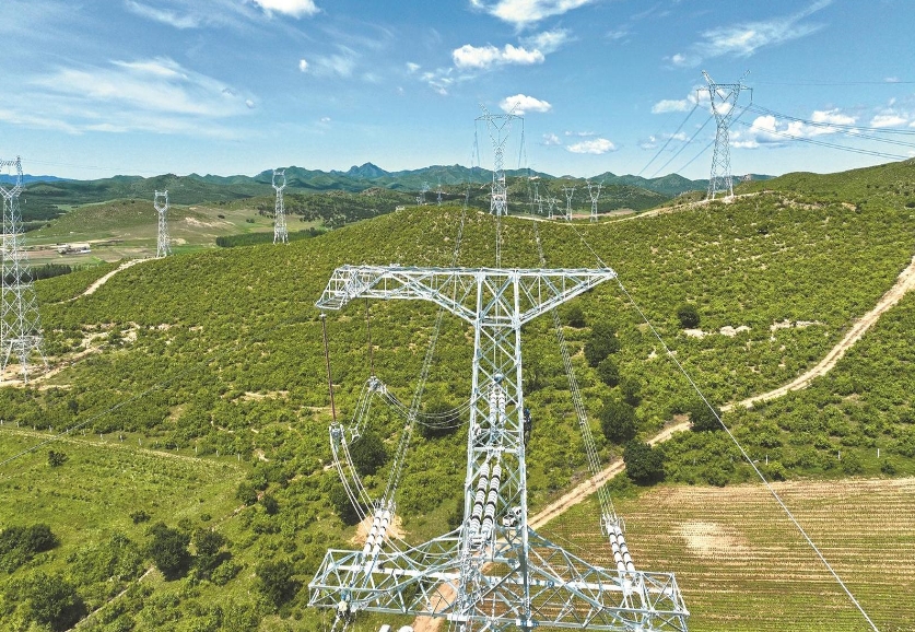 國網(wǎng)蒙東電力“無人機(jī)+小飛人升降機(jī)裝置”加快輸電通道建設(shè)