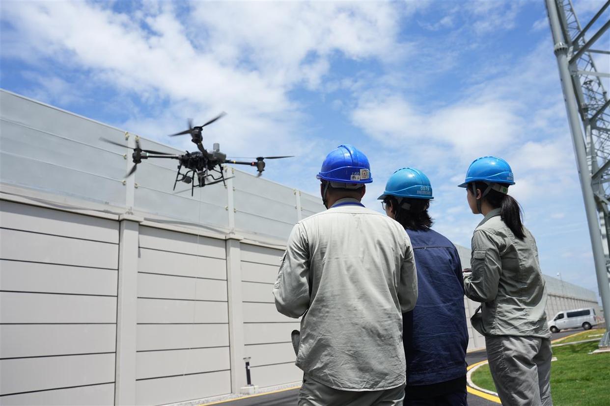 國(guó)網(wǎng)湖北電科院首次實(shí)現(xiàn)無(wú)人機(jī)掛拆特高壓線路參數(shù)測(cè)試引線