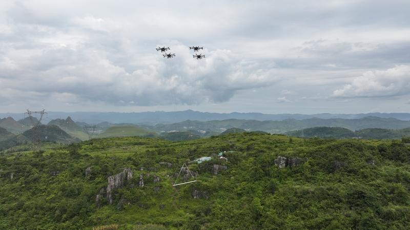 重載無人機(jī)四機(jī)聯(lián)吊首次運(yùn)用于貴州省220千伏輸電線路施工現(xiàn)場(chǎng)