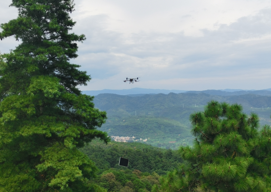 無人機“飛”越陡坡，山地光伏施工提速